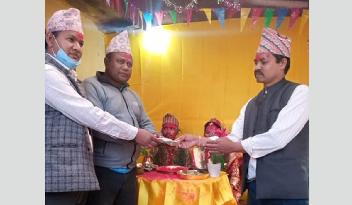 छोराको विवाहको खुशियालीमा विद्यालयमा अक्षय कोष स्थापना 